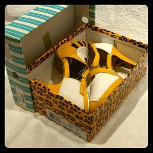 Bettie Page size 10 yellow and white high heels wi